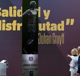 برشلونة يكرم أسطورته كرويف بتمثال أمام ملعب 