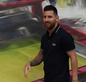 ميسي يحصل على الكرة الذهبية لـ 