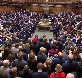 البرلمان البريطاني يوجه أول صفعة قوية إلى جونسون