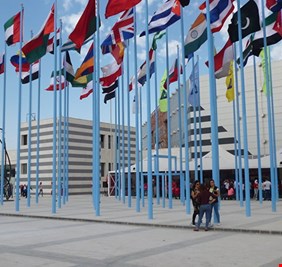 فضيحة صناعية تجارية عراقية في معرض دمشق .. العراق يشارك بعلبة تمر وقنينة دبس !