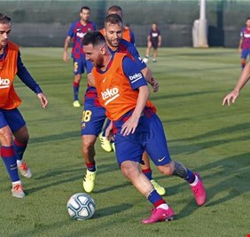 برشلونة يخوض موقعة فالنسيا بالثلاثي الناري