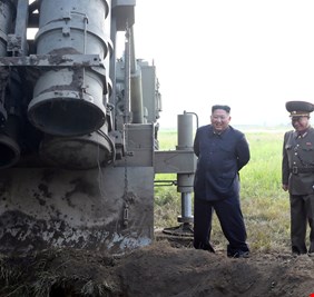 كيم جونغ أون يشرف على اختبار راجمة صواريخ عملاقة متعددة الفوهات