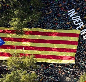 مئات الآلاف يخرجون في المسيرة السنوية للانفصاليين في كتالونيا