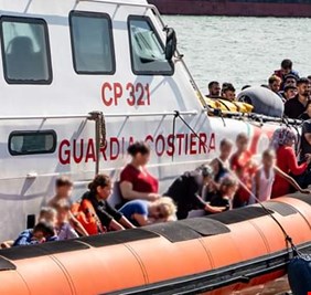 بعد اختفائهم ليومين  .. خفر السواحل الايطالي ينقذ 80 مهاجرا عراقيا بينهم اطفال ونساء