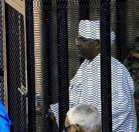 شاهد في محاكمة البشير: أموال مشبوهة دفعت لإرسال معدات عسكرية إلى دولة مجاورة