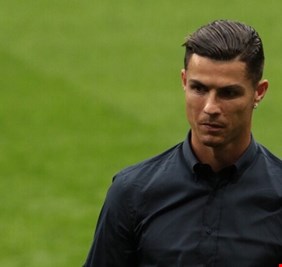 رونالدو يبحث عن سيدة لرد الجميل لها