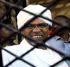 عرض مبالغ مالية ضخمة خلال محاكمة البشير