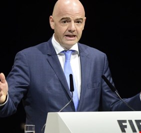 رئيس الفيفا: يجب إدانة العنصرية في ملاعب إيطاليا بجدية أكبر