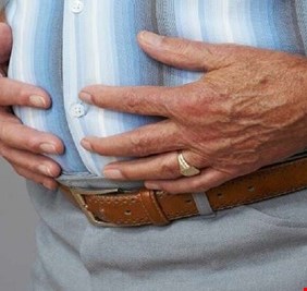 الشعور بالانتفاخ بعد الأكل قد يكون علامة مبكرة لمرض خطير