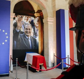 آلاف الفرنسيين يلقون نظرة الوداع على رئيسهم الراحل شيراك