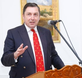 السفير البريطاني لدى العراق  لا حاجة لنظريات المؤامرة ومطالب المتظاهرين مشروعة