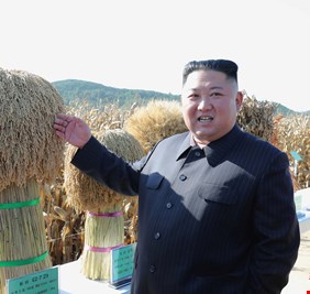 كيم يظهر في مزرعة بعد غياب دام شهر