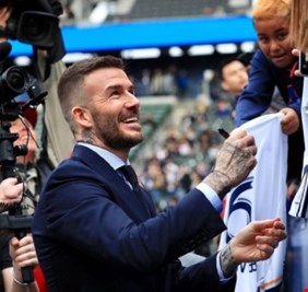 شريك بيكهام: فاوضنا نجمي برشلونة وسان جيرمان