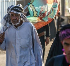 فقراء يسيرون الى الحسين .. جيوب من المال خالية وصدور بالايمان عامرة