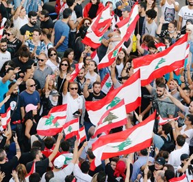 حكومة لبنان تتبنى ميزانية خالية من ضرائب جديدة وتجتمع الأحد لإيجاد مخرج من الأزمة