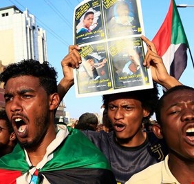 تظاهرات في السودان تطالب بحل الحزب الحاكم السابق