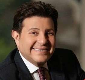 فنان مصري يهدد هاني شاكر ويطلب من جمهوره اسقاطه