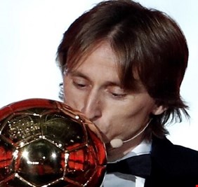 مودريتش ينفرد بحالة سلبية غير مسبوقة في تاريخ الكرة الذهبية