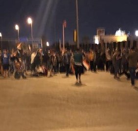 متظاهرون يقولون إنهم بدأوا اعتصاماً بالقرب من مبنى البرلمان داخل الخضراء