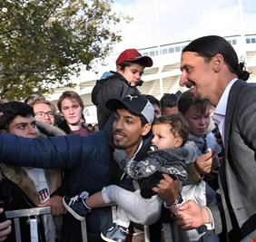 مفاوضات مستمرة لاستقدام إبراهيموفيتش إلى الدوري الإيطالي