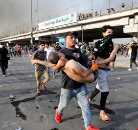 من بين الأنفاس المخنوقة بقنابل الغاز، ودماء الضحايا، المتظاهرون يرفعون مطالبهم العادلة بما يلي: