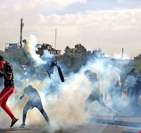 قنابل محظورة دوليا تستخدم ضد المتظاهرين.. ولجنة حقوق الإنسان تحذر
