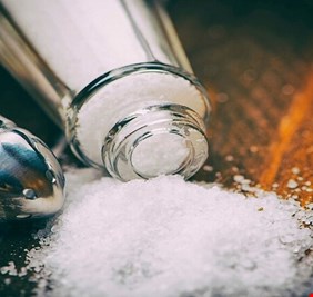 دراسة تكشف أثر تناول كميات كبيرة من الملح على الدماغ!