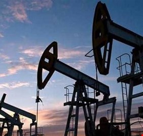 تراجع أسعار النفط وسط ضغوط على السوق بفعل توقعات بضعف الطلب