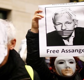 روجر ووترز يروي معاناة مؤسس ويكيليكيس في حبسه الانفرادي في بريطانيا