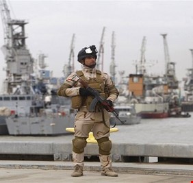 تقليص العمليات بميناء أم قصر بعد إغلاق محتجين مدخله