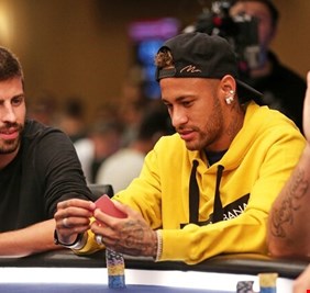 بيكيه: لاعبو برشلونة عرضوا التضحية برواتبهم من أجل إتمام صفقة نيمار