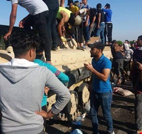 تطورات خطيرة في البصرة .. بالصور .. المتظاهرون يستولون على  آليات للجيش ويمنعون فتح بوابة أم قصر  !