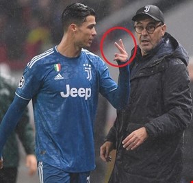 رونالدو يرفض مصافحة المدرب بعد تبديله.. وساري يفسر غضب 