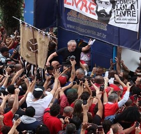 استقبال حاشد لدا سيلفا بعد خروجه من السجن وبولسونارو يصفه بالـ