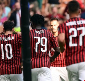 مشاكل ميلان تتصاعد.. ولاعب يتشاجر مع مدربه قبل ساعات من قمة يوفنتوس