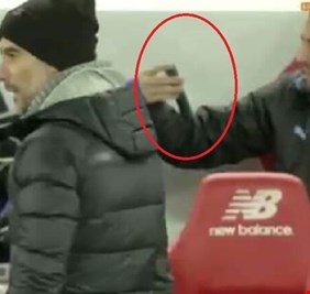 محرز يشكك في صحة هدف محمد صلاح بالاستعانة بهاتف مشجع