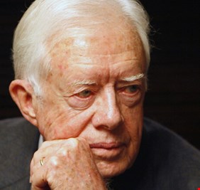 نقل الرئيس الأمريكي الأسبق إلى المستشفى