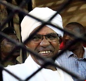 النيابة السودانية تخاطب سلطات السجون بتسليم البشير وآخرين بشأن قضية انقلاب 1989