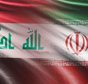 صورة مهداة الى أنصار الطائفية.. لاعبان أحدهما عراقي والآخر إيراني التقيا أمس في تدريبات منتخبي العراق وايران في ملعب عمان