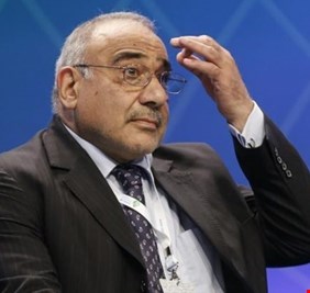 مستشار عبدالمهدي ينقلب عليه ويطرح مبادرة امام المتظاهرين لترشيح “بديل وطني