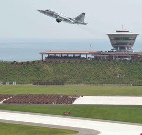 كوريا الشمالية تحشد مقاتلاتها على الحدود مع جارتها الجنوبية