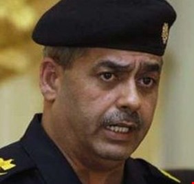 خلف مهاجما خصومه: 