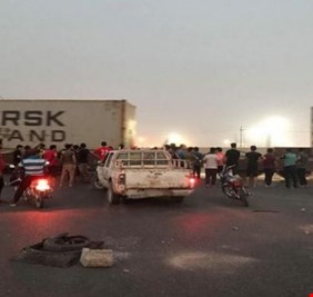 محتجون يغلقون بوابة حقل مجنون النفطي