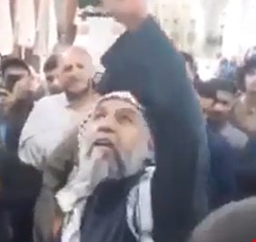 بالفيديو : أب مفجوع يشكو الحكومة عند ضريح الإمام علي: واجهونا بالرصاص.. انتقم منهم!