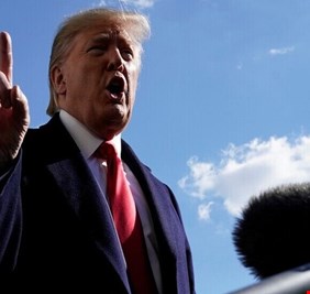 ترامب يصف التحقيقات في قضية عزله بأنها 