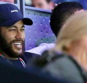 نيمار يظهر في مدريد ويجتمع مع لاعبي برشلونة