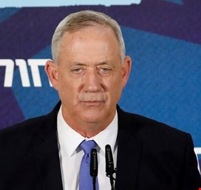 حزب غانتس يدعو نتنياهو لترك مناصبه الوزارية