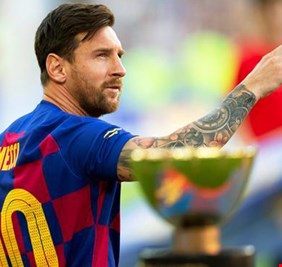 ميسي يكشف عن أغلى جوائزه.. والعناق الأول في برشلونة