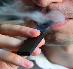السجائر الإلكترونية تصيب شابا بمرض 
