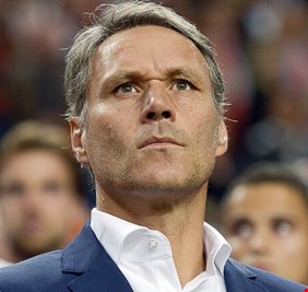 ميكروفون مفتوح يورط فان باستن بـ